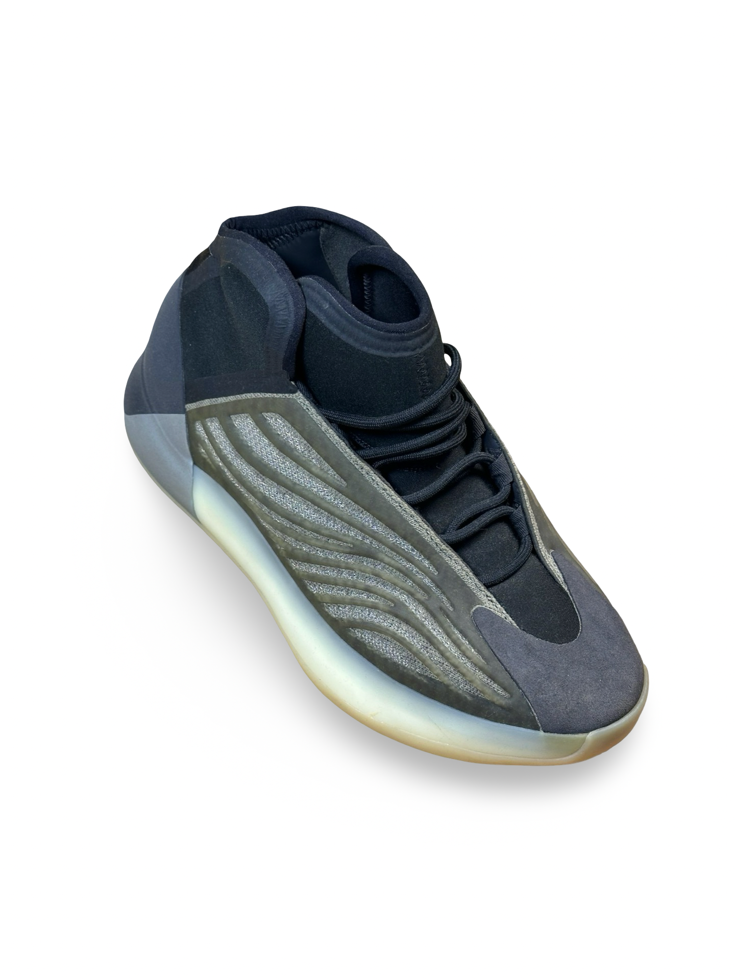 Yeezy QNTM skór 45 1/3 en fitta nær 44