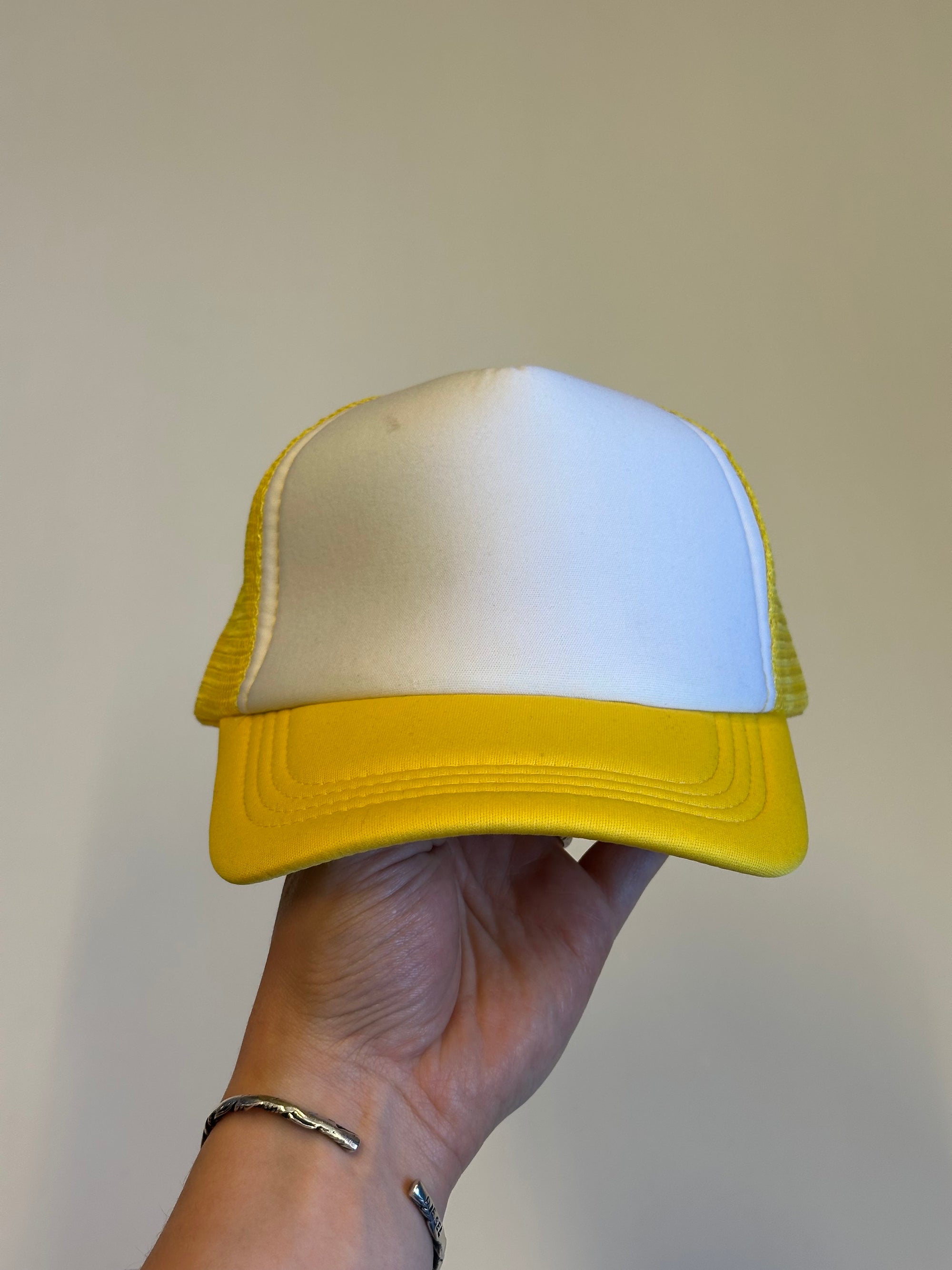 Gul trucker derhúfa OS
