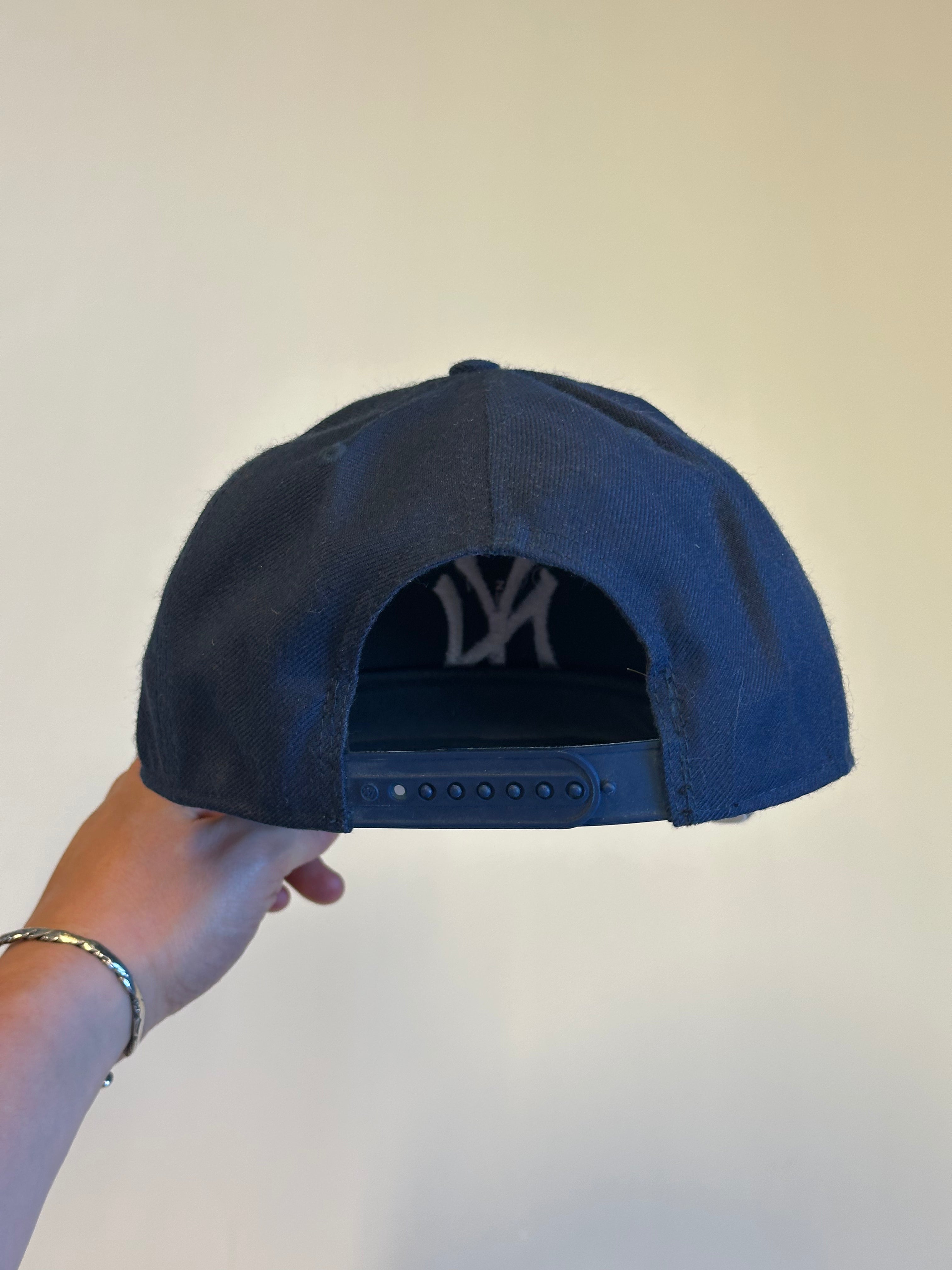 Dökk blá NY derhúfa OS