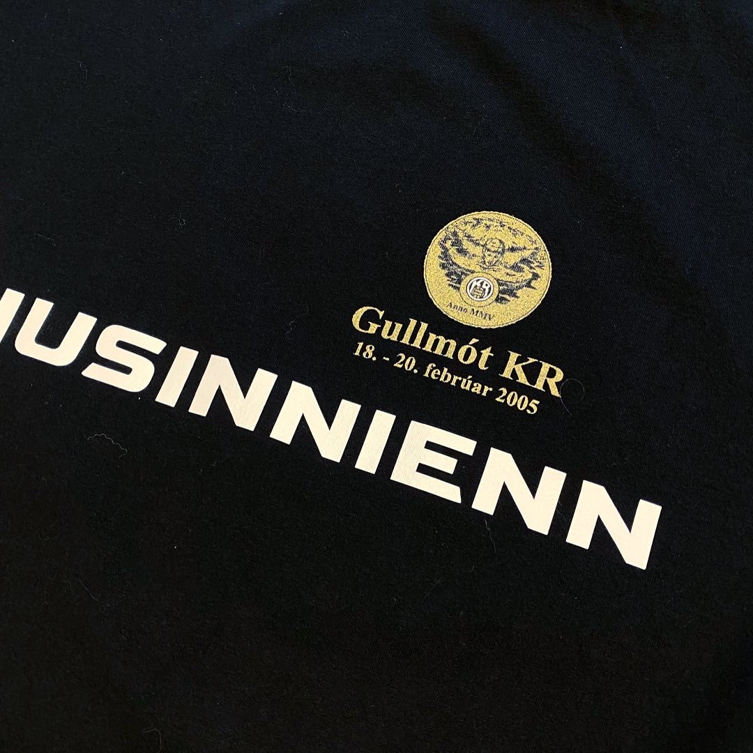 EINUSINNIENN Gullmót KR á toppnum án tóbaks bolur 2005 XL